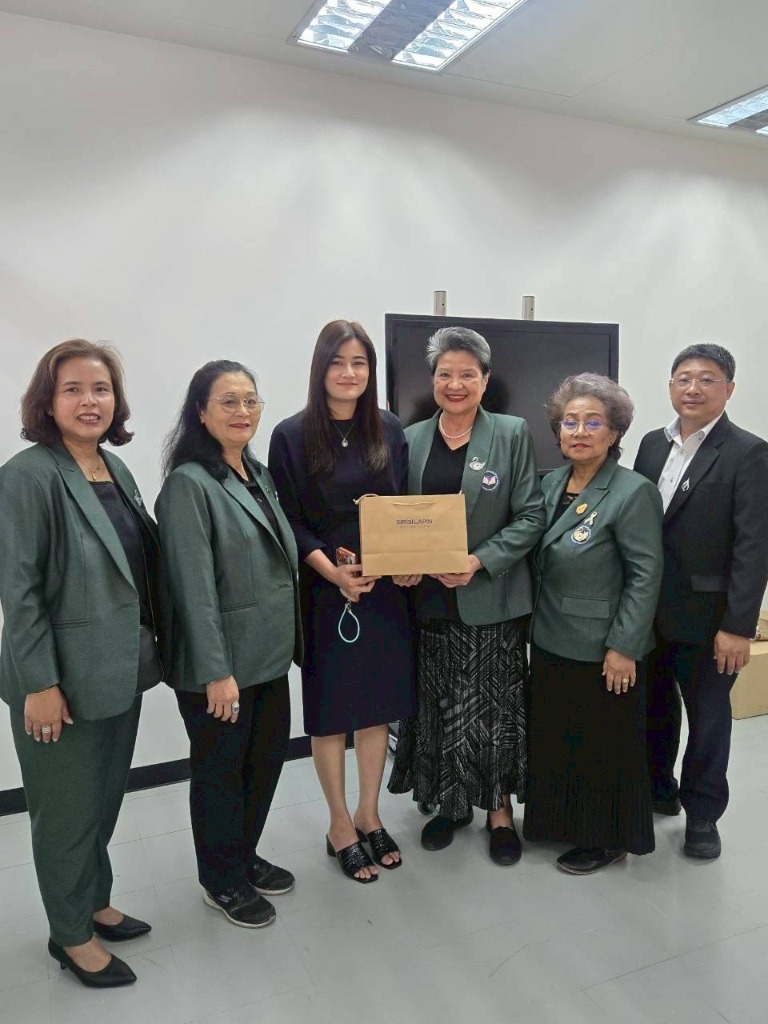 มอบของที่ระลึกที่สภาวิชาชีพบัญชี 2