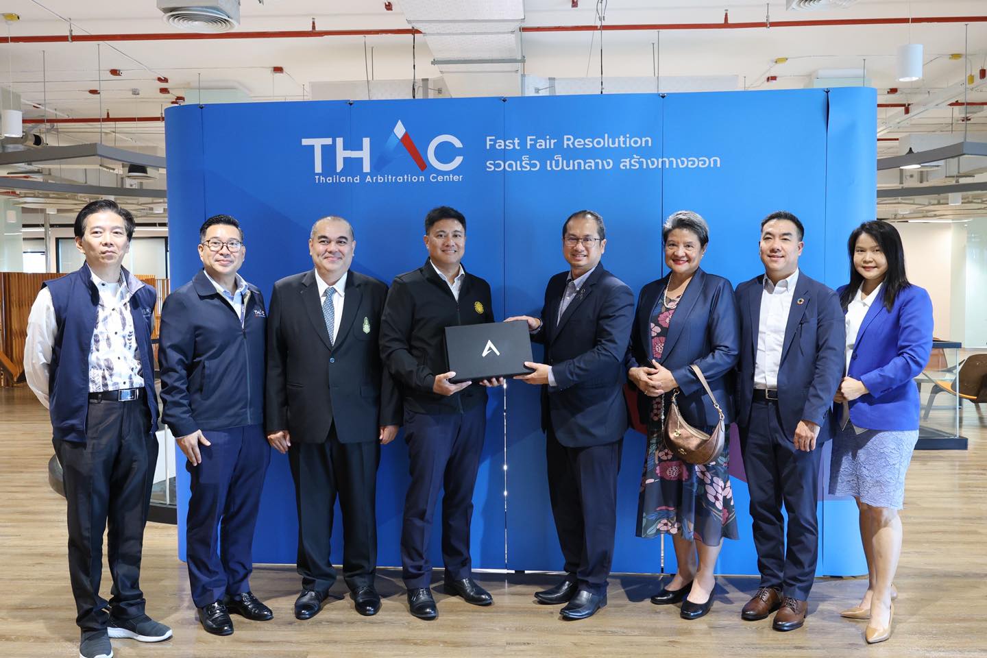 ภาพหมู่ผู้เข้าร่วมประชุม THAC และสมาพันธ์ SME ไทย