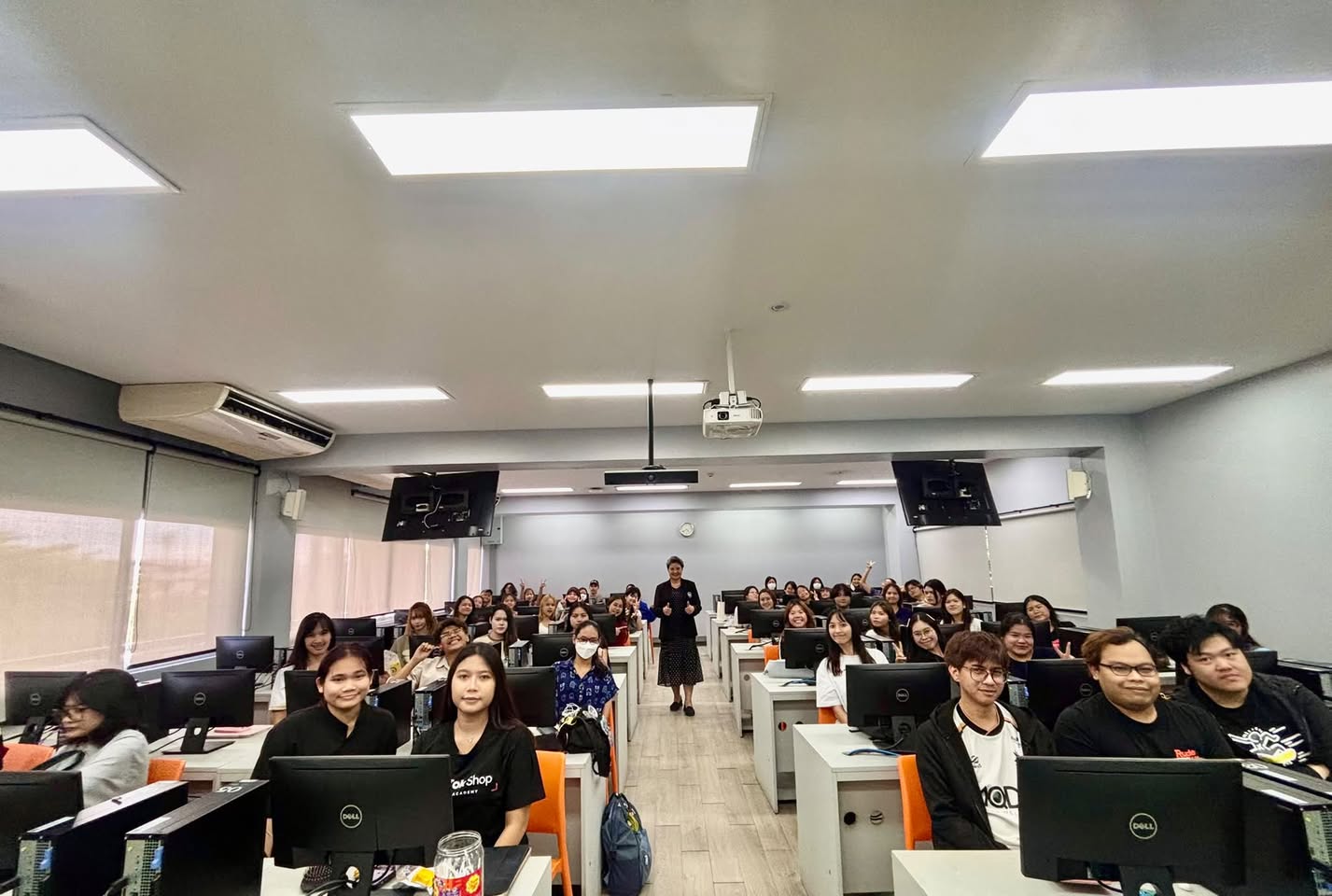 บรรยากาศห้องเรียนนักศึกษาชั้นปีที่ 3 คณะการบัญชี มหาวิทยาลัยธุรกิจบัณฑิตย์ ในการบรรยายพิเศษโดยนายกสมาคมสำนักงานบัญชีไทย