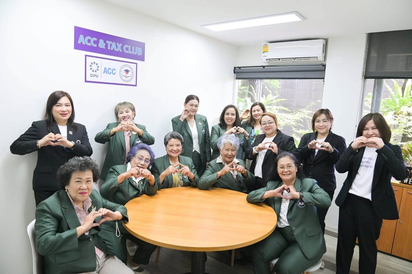 คณะกรรมการสมาคมสำนักงานบัญชีไทยภายในห้อง ACC & TAX CLUB คณะการบัญชี มหาวิทยาลัยธุรกิจบัณฑิตย์