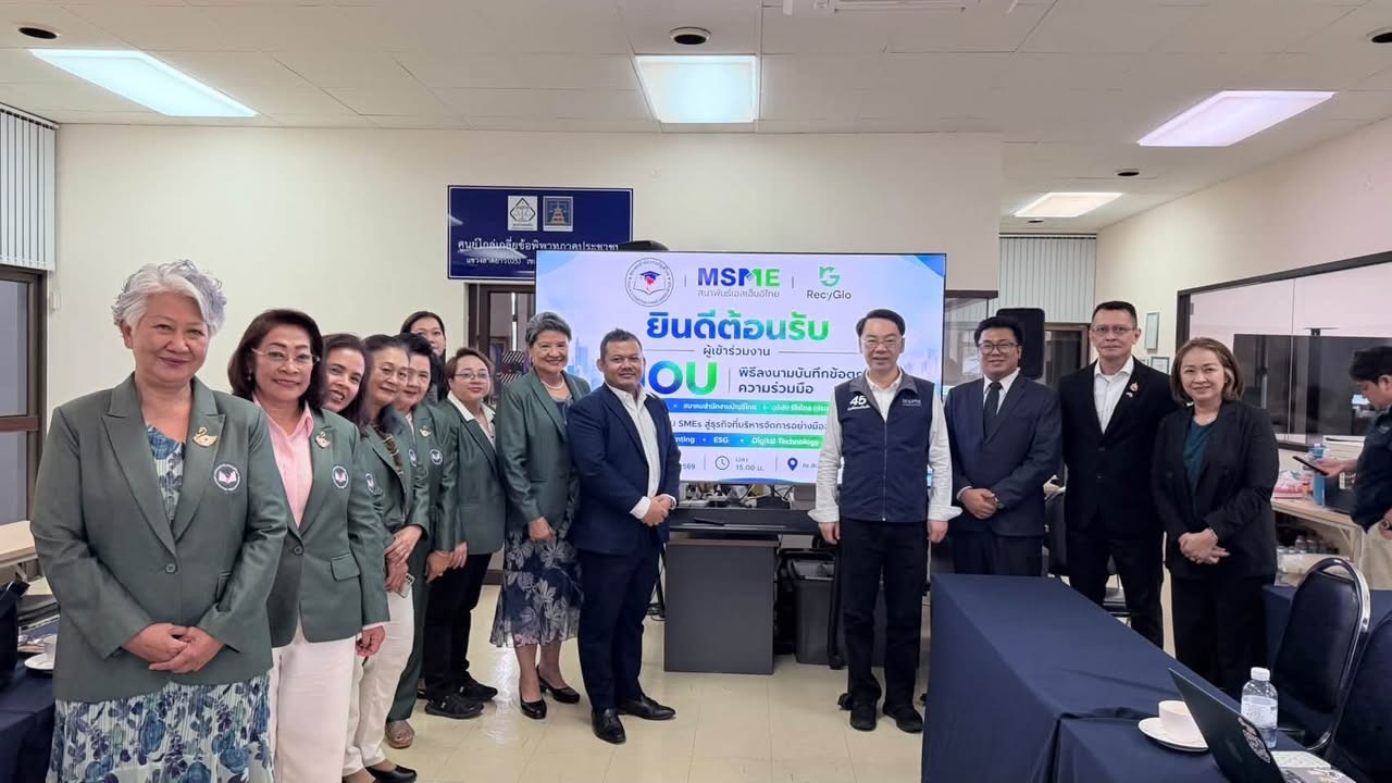 คณะกรรมการสมาคมสำนักงานบัญชีไทยและผู้แทนองค์กรพันธมิตรร่วมบันทึกภาพในพิธีลงนาม MOU